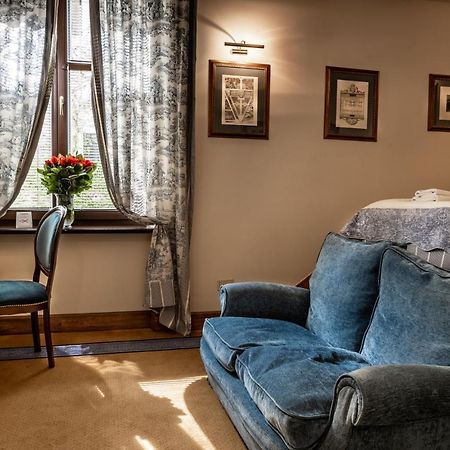 Hotel Grodek Cracovia Esterno foto A room at the hotel