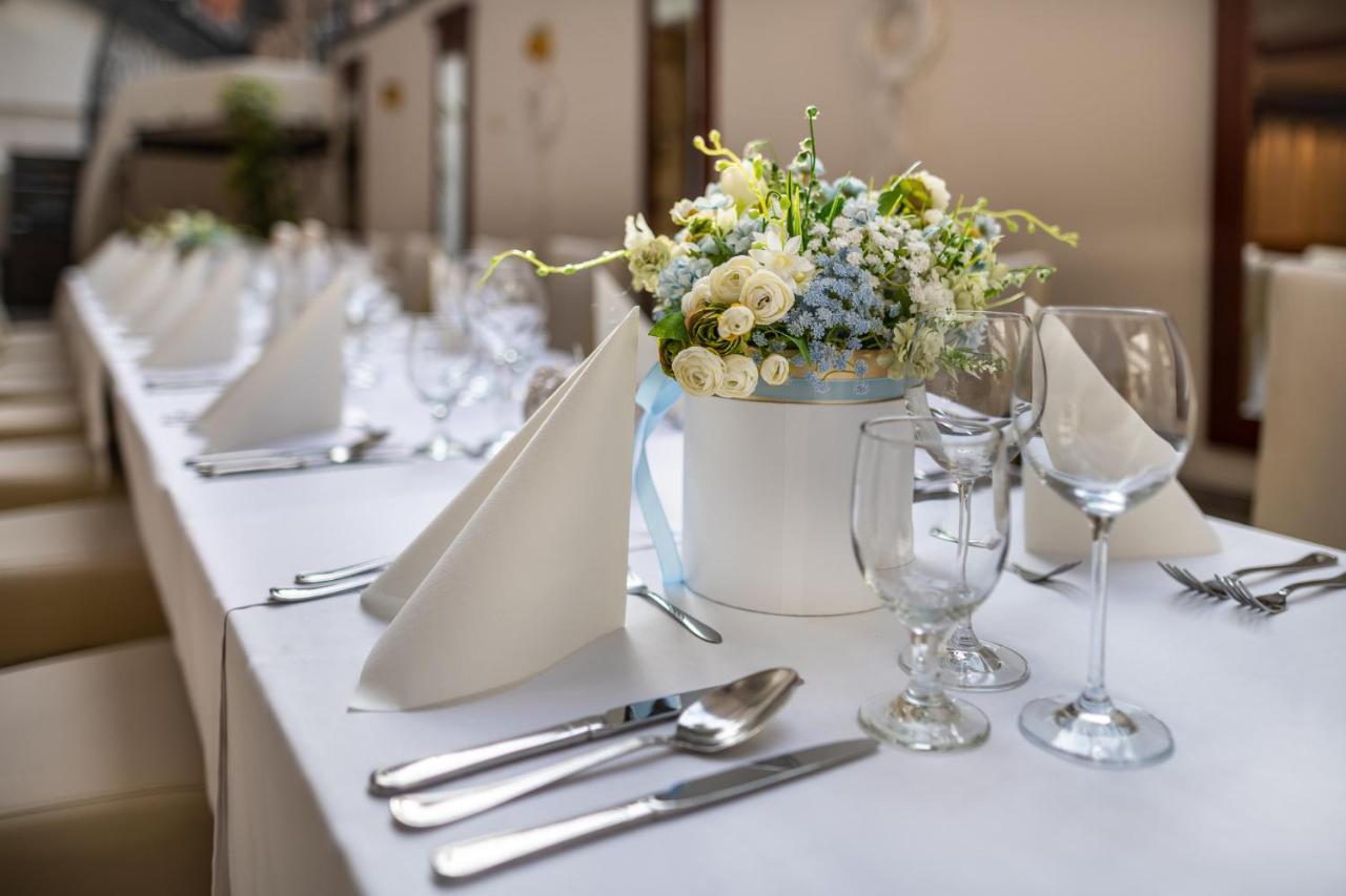 Hotel Grodek Cracovia Esterno foto A table set for a wedding reception