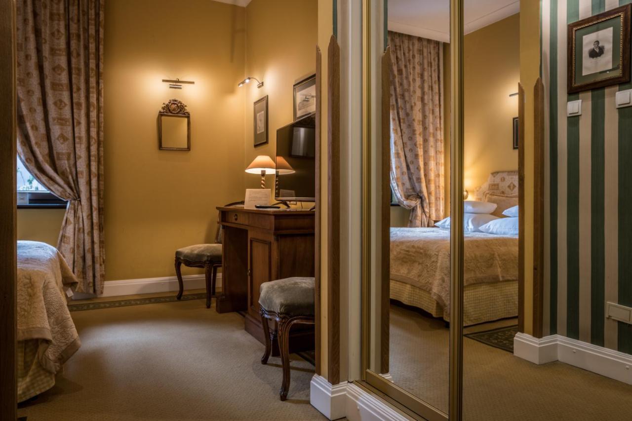 Hotel Grodek Cracovia Esterno foto A room at the hotel