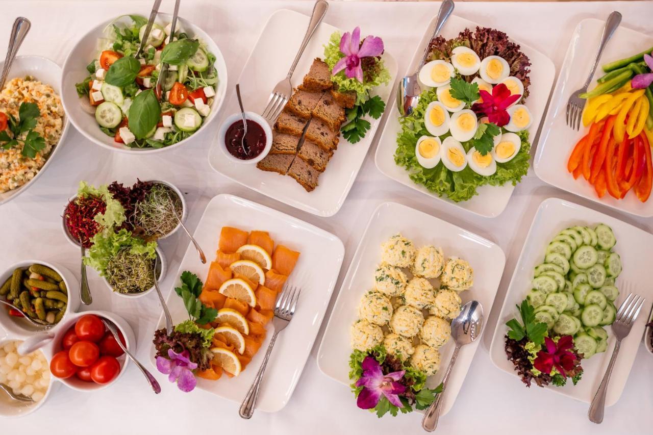 Hotel Grodek Cracovia Esterno foto A selection of German cold dishes