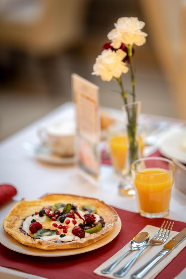 Hotel Grodek Cracovia Esterno foto A breakfast table