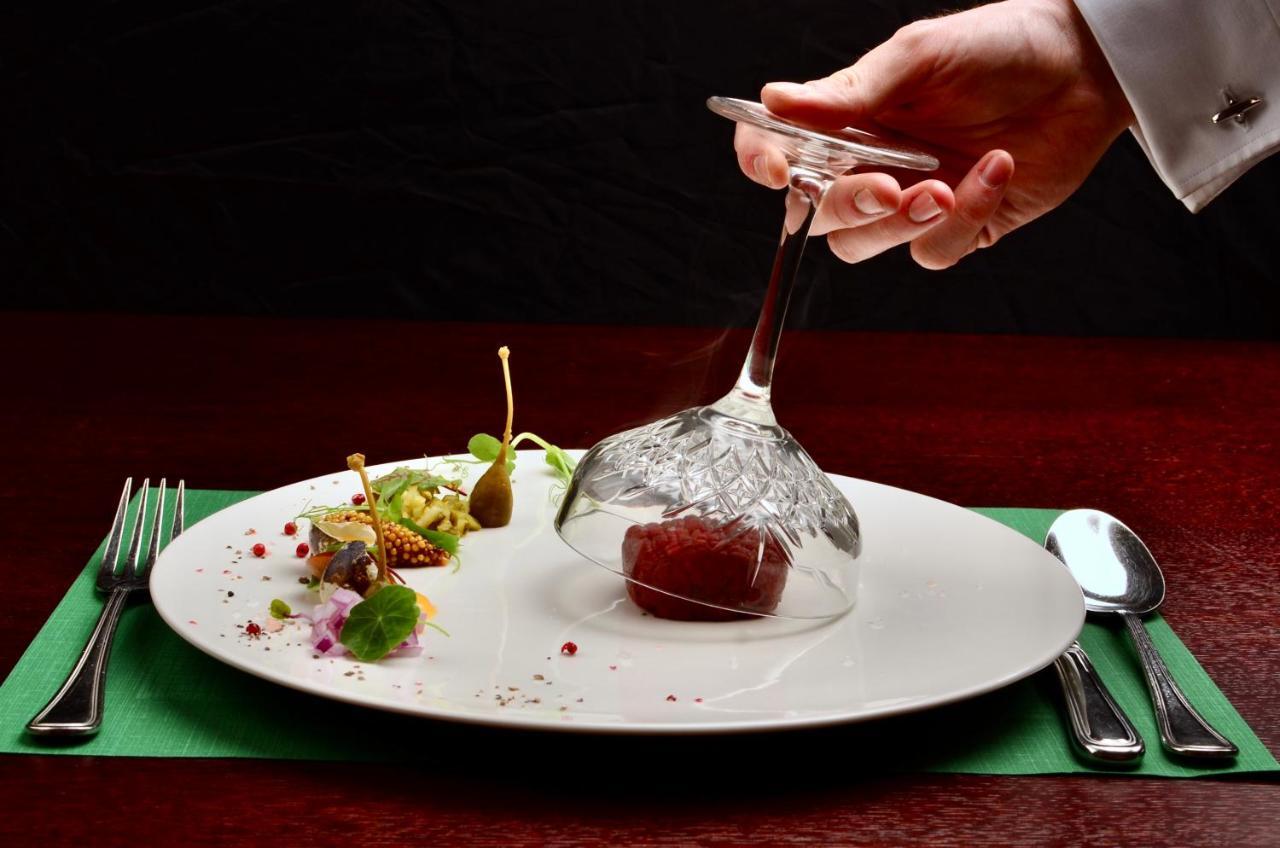 Hotel Grodek Cracovia Esterno foto A waiter serving a dish
