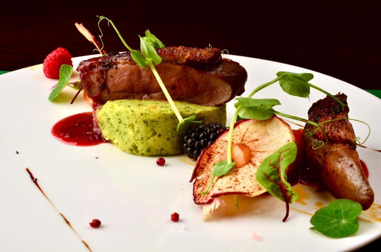 Hotel Grodek Cracovia Esterno foto A modern French dish